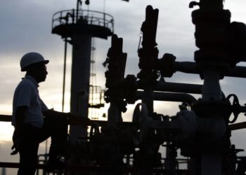 Precio del barril rebota a 62 dlr por renovadas esperanzas de acuerdo EEUU-China