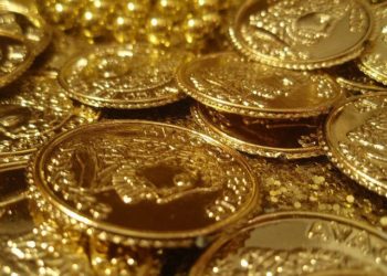 Oro baja por noticias comerciales positivas que mejoran apetito por riesgo