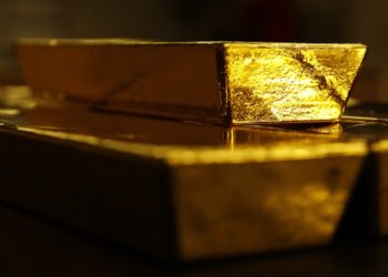 Oro cae lastrado por apreciación del dólar, datos industriales positivos en China