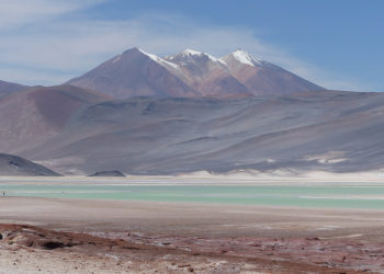 Chile busca dar impulso estatal al litio en pequeños salares remotos