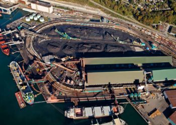 Teck signs $95 million shipping deal, stock jumps