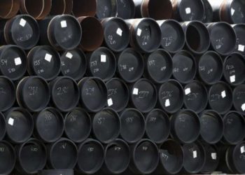 Barril opera estable, optimismo sobre comercio contrarresta alza inventarios EEUU