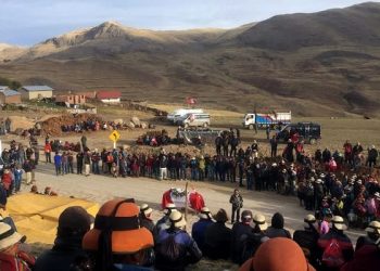 Comunidades de Perú bloquean transporte a mina de cobre Las Bambas de china MMG: policía