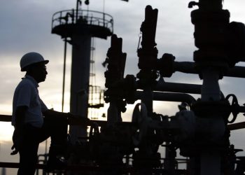 Barril sube después de que OMS se opone a restricciones de viaje y comercio pese a emergencia