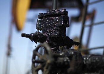 Precios del crudo caen 1% mientras mercado evalúa impacto del coronavirus en la demanda