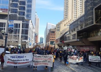 Manifestantes contra la minería bloquean las entradas a la convención anual de PDAC