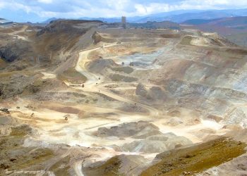 Las empresas que operan en Perú evacuan al personal de las minas