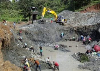 escombros después de colapso de pozo minero en nigeria