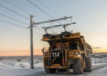 camión minero con el sistema trolley assist