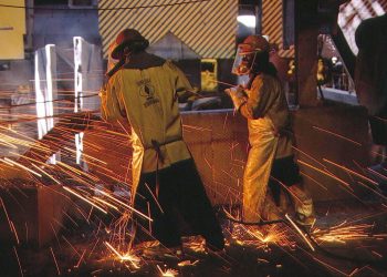 Trabajadores en planta de Codelco