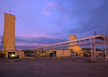 Cameco extiende cierre de uranio y retira perspectiva