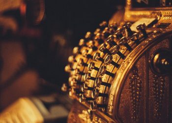 El oro apunta a una ganancia semanal a pesar de que los inversores cobran