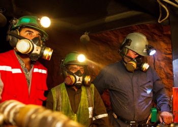 Obreros mineros en mina