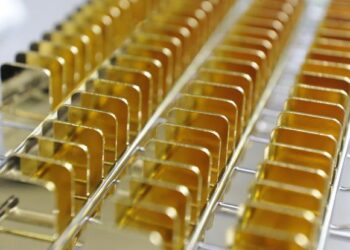 Precios del oro caen ante avance del dólar