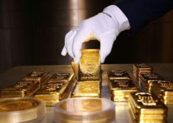 Precios del oro bajan