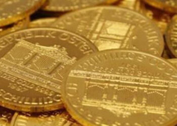 Precios del oro caen