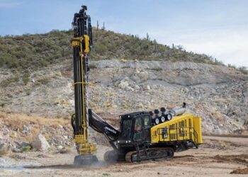 Komatsu presenta la perforadora de cadenas ZT44 para operaciones de canteras