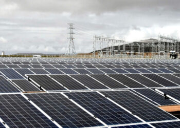 Bolivia brilla por energía solar y riqueza de litio