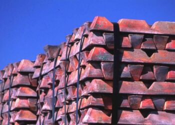 Chile: Por qué gastar o ahorrar los mayores ingresos del cobre