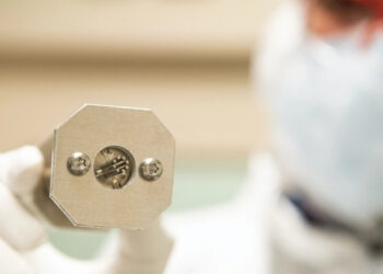 Materiales radiactivos en oro y cobre