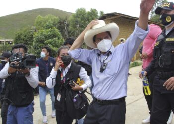 Perú: Pedro Castillo promete nacionalizar minas y gas
