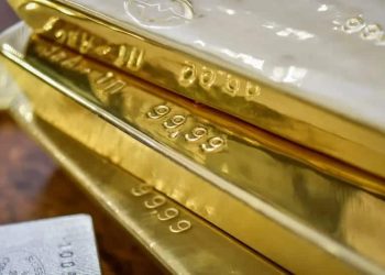 Oro retrocede más de 1% pero aún se encamina a ganancia semanal