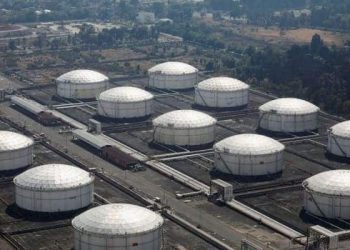 El petroleo cae por el repunte de las existencias de gasolina en EE.  UU.