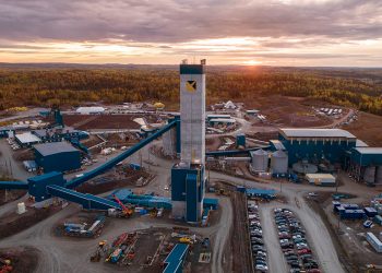 Alamos informa flujos de efectivo operativos récord y aumenta el dividendo en un 25 %