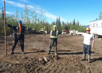 Banyan perfora largas intersecciones mineralizadas en Airstrip