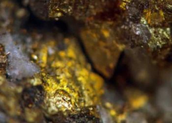 Oro sube, aunque apetito por el riesgo limita avances