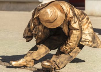 El precio del oro recibió un «golpe fatal» por el repunte del rendimiento de los bonos