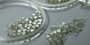 ALROSA vende 10 millones de dólares en la primera subasta de diamantes del año en Dubái
