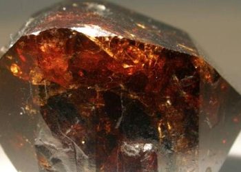 Zircon ayuda a los científicos a aprender sobre la acumulación de recursos minerales en la tierra