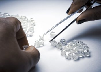 La fuerte demanda de diamantes impulsa los ingresos de Lucara y las ventas de Petra