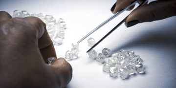 La fuerte demanda de diamantes impulsa los ingresos de Lucara y las ventas de Petra