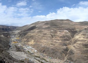 Anglo American alcanza ganancias récord, más que triplica el pago