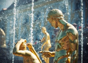 El precio del oro se mantiene cerca del máximo de 8 meses mientras los inversores monitorean la crisis de Ucrania