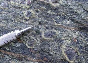 Minerales de millones de años revelan nueva información sobre el mecanismo de reciclaje de la tierra para el material de la superficie