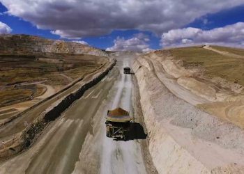 Mientras el gabinete de Perú se enfrenta a una nueva crisis, se espera que continúe el bloqueo de 10 días contra Las Bambas