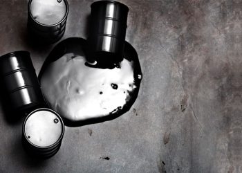 El petróleo cae un 2% a medida que aumenta los inventarios y se detiene el lanzamiento de vacunas