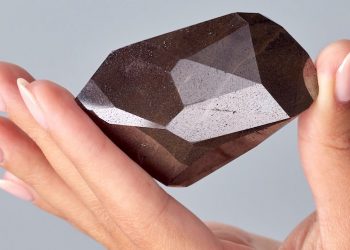 El diamante negro gigante que se dice que viene del espacio podría alcanzar los 6,8 millones de dólares