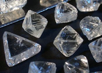 De Beers hace que los compradores de diamantes gasten dinero en efectivo con un nuevo aumento de precios