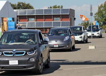 La industria de los vehículos eléctricos avanza en la dirección correcta para cerrar la brecha con los motores de combustión interna: informe