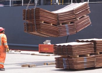 Precio del cobre a la baja, presionado por dólar más fuerte