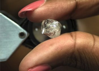 Los cierres de fábricas en India pesan sobre los ingresos de diamantes de De Beers