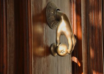 El precio del oro cae a un mínimo de 2 semanas cuando la Fed abre la puerta a una reducción más rápida