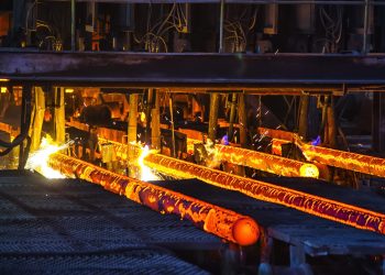 El precio del mineral de hierro retrocede por las restricciones de la producción de acero