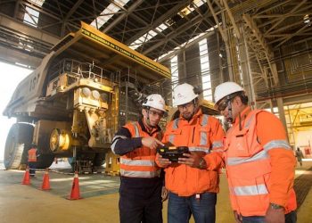 Bloqueos de carreteras en Perú obligan a MMG a detener mina de cobre Las Bambas