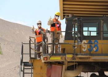 Chile: Trabajadores de RT capacitan a colegas de División Salvador en operación de Camiones de Extracción Mina