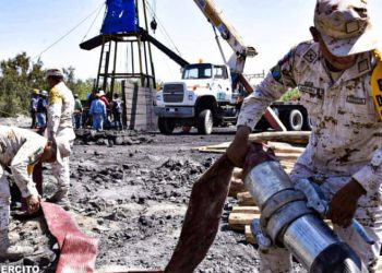 Inundación en pozos que dificultan el rescate de mineros atrapados en Coahuila